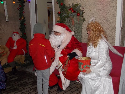 Der Weihnachtsmann unterhält sich mit den Kindern