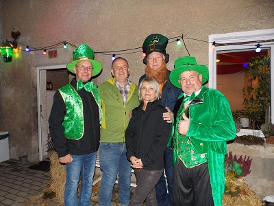 Einige Gäste erschienen in irischer Tracht zum irischen Abend in Mötzlich