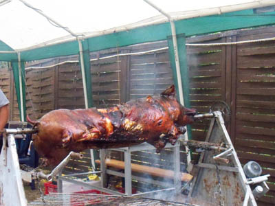 Schwein am Spieß beim Kartoffelfest 2017 in Mötzlich