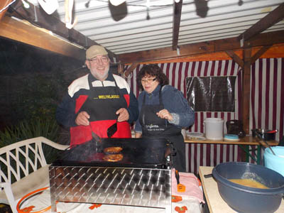 Gerd und Petra brutzelten Kartoffelpuffer beim Kartoffelfest 2017 in Mötzlich vom Verein Wir für Mötzlich e.V.